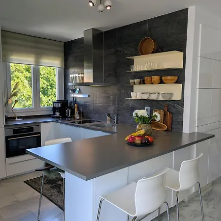 Pin4.1 - Beachfront 1br Near Port